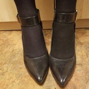 Lightly Worn Black Strappy Buckle Nine West heels